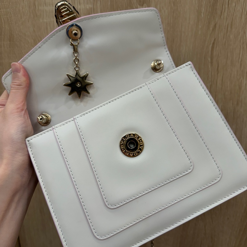 Bvlgari 米白金屬色黑粉琺瑯星星吊飾Serpenti斜背包-16