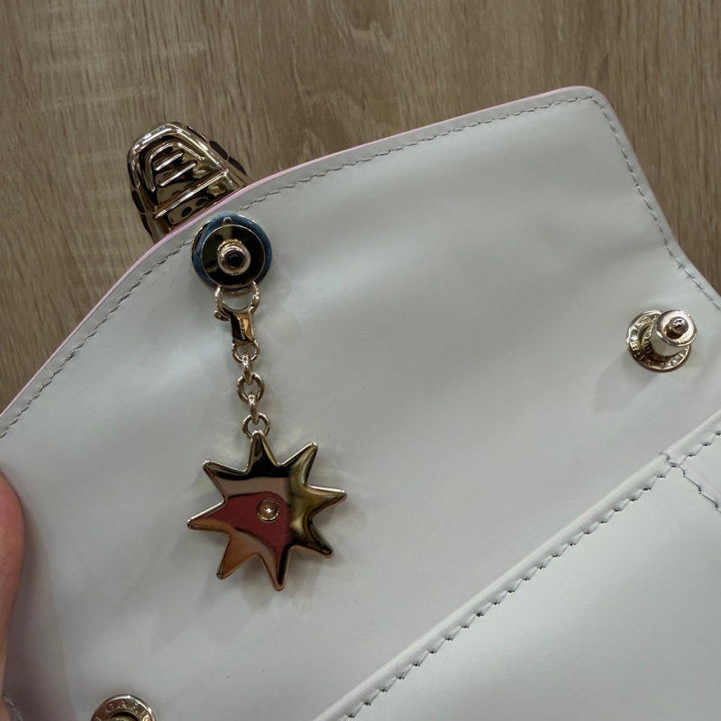 Bvlgari 米白金屬色黑粉琺瑯星星吊飾Serpenti斜背包-18