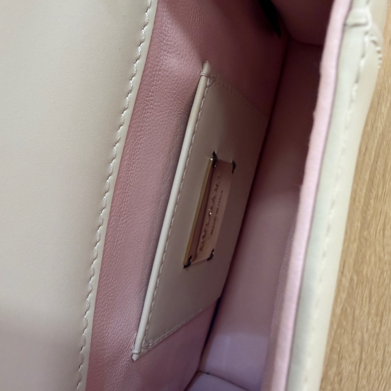 Bvlgari 米白金屬色黑粉琺瑯星星吊飾Serpenti斜背包-19