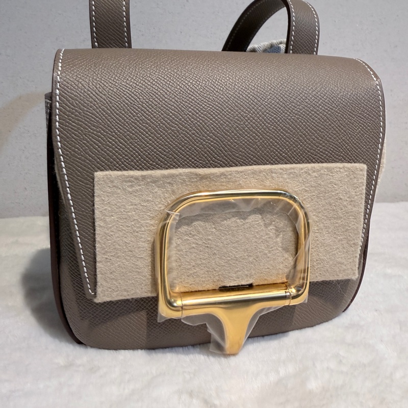 全新🍀HERMES✨Della mini Cavalleria 大象灰金釦 馬鞍包屁股包斜背包肩背包 Epsom B刻 購證-1