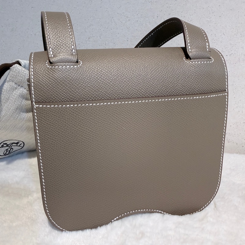 全新🍀HERMES✨Della mini Cavalleria 大象灰金釦 馬鞍包屁股包斜背包肩背包 Epsom B刻 購證-3