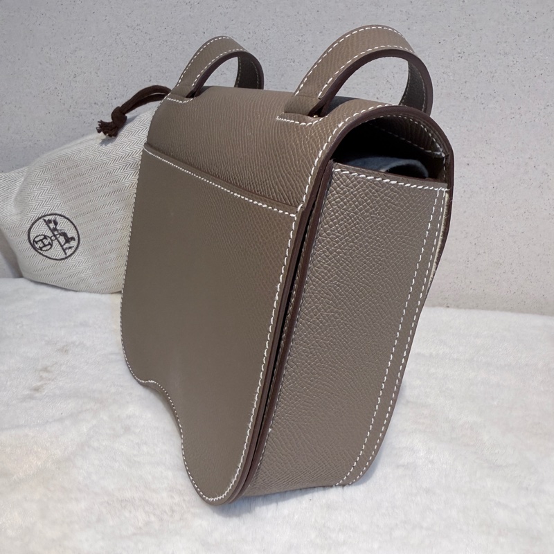 全新🍀HERMES✨Della mini Cavalleria 大象灰金釦 馬鞍包屁股包斜背包肩背包 Epsom B刻 購證-10