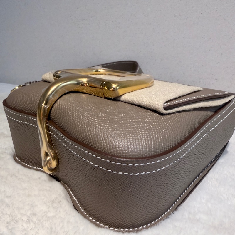 全新🍀HERMES✨Della mini Cavalleria 大象灰金釦 馬鞍包屁股包斜背包肩背包 Epsom B刻 購證-13