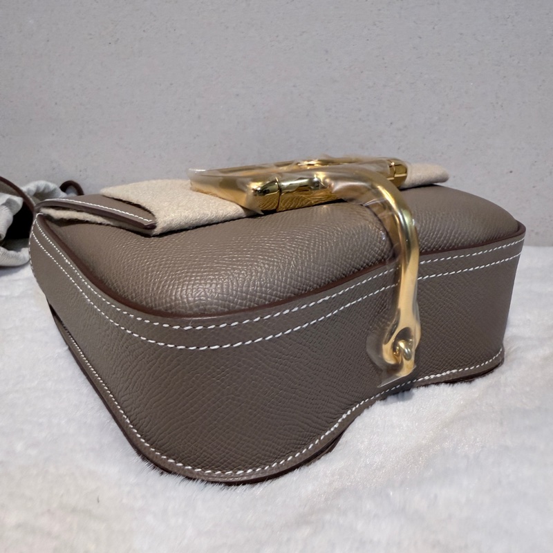 全新🍀HERMES✨Della mini Cavalleria 大象灰金釦 馬鞍包屁股包斜背包肩背包 Epsom B刻 購證-15