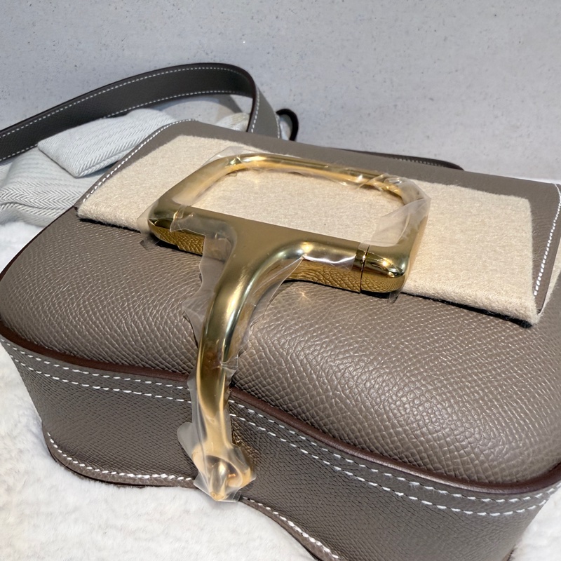 全新🍀HERMES✨Della mini Cavalleria 大象灰金釦 馬鞍包屁股包斜背包肩背包 Epsom B刻 購證-21