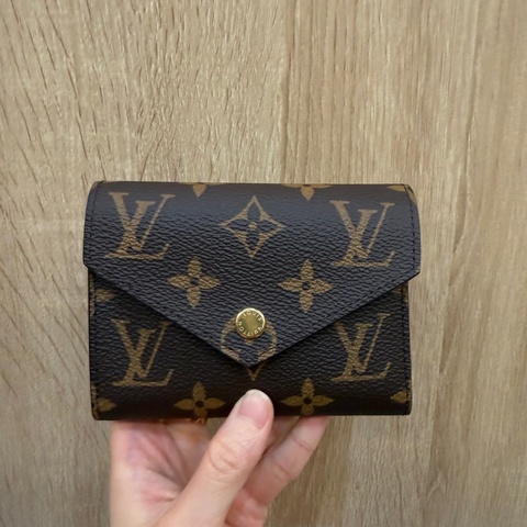 LV 原花金釦內紫紅Victorine 三折短夾M41938