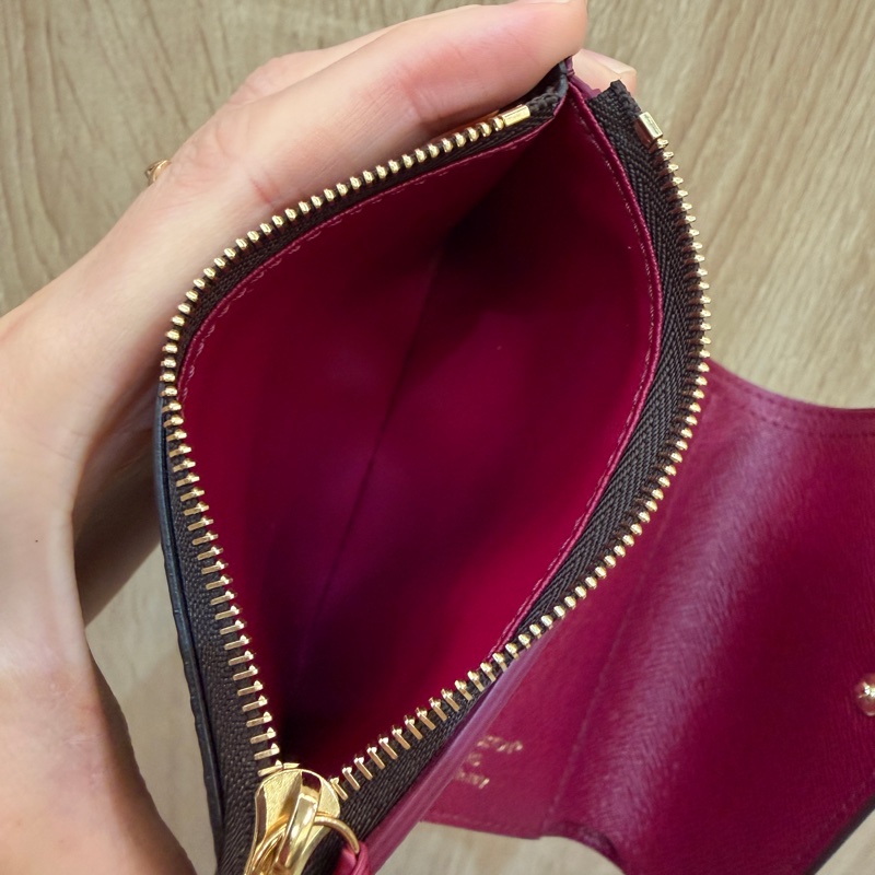 LV 原花金釦內紫紅Victorine 三折短夾M41938-13