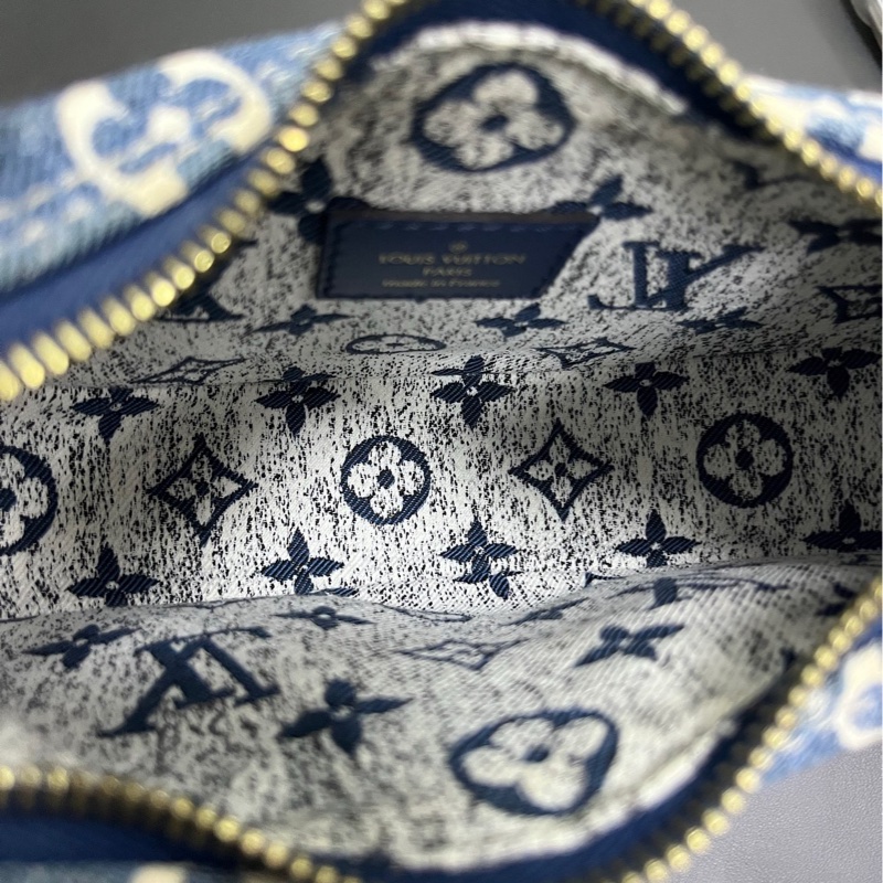 Louis Vuitton Loop 牛仔月亮包-11
