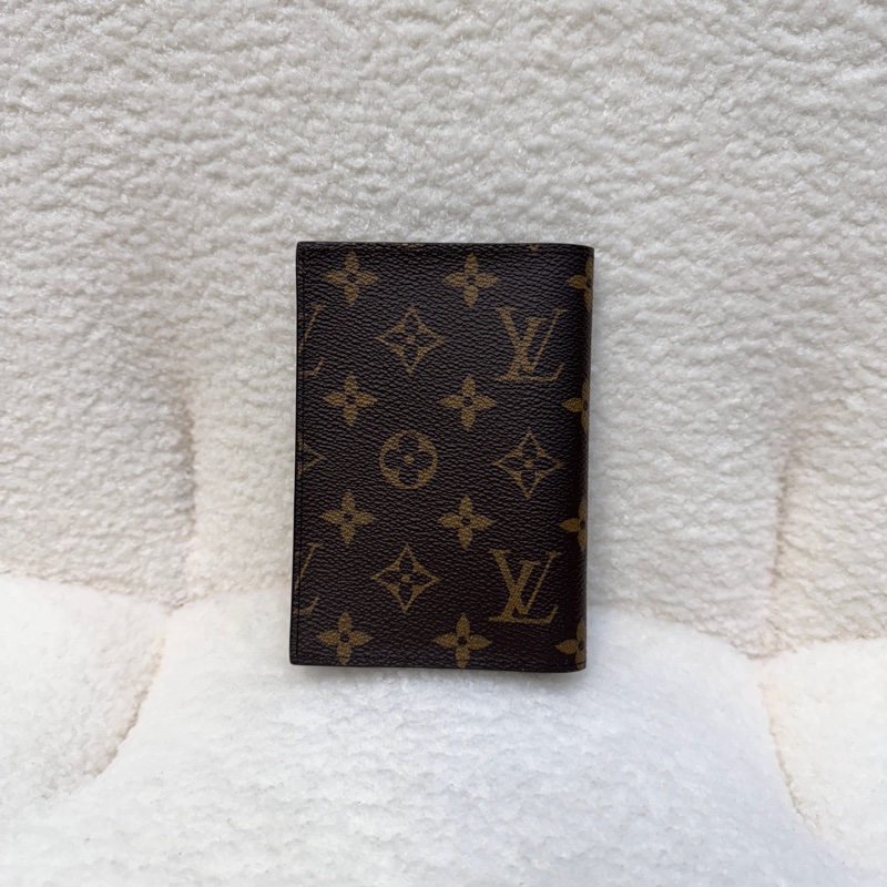 實用派LV護照套M64502 可當中夾使用😻新款晶片款-1