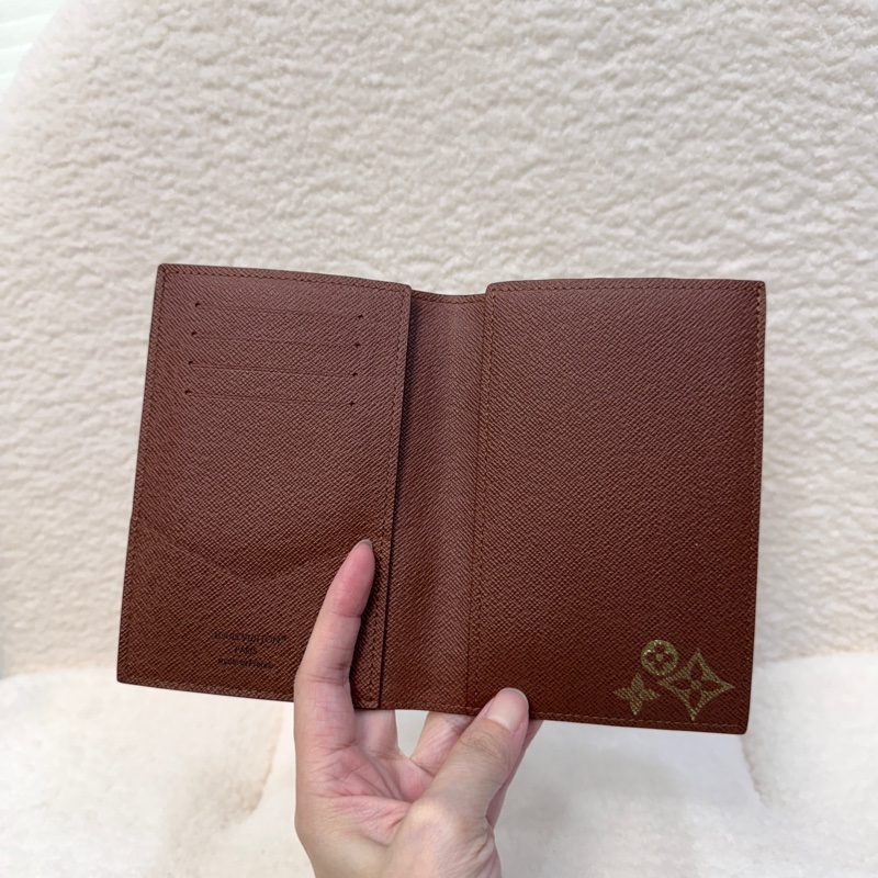 實用派LV護照套M64502 可當中夾使用😻新款晶片款-2