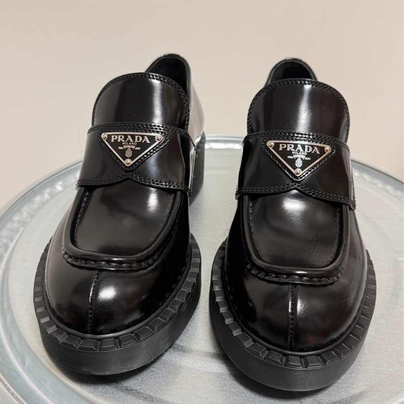 近新Prada經典漆皮樂福鞋35.5-1