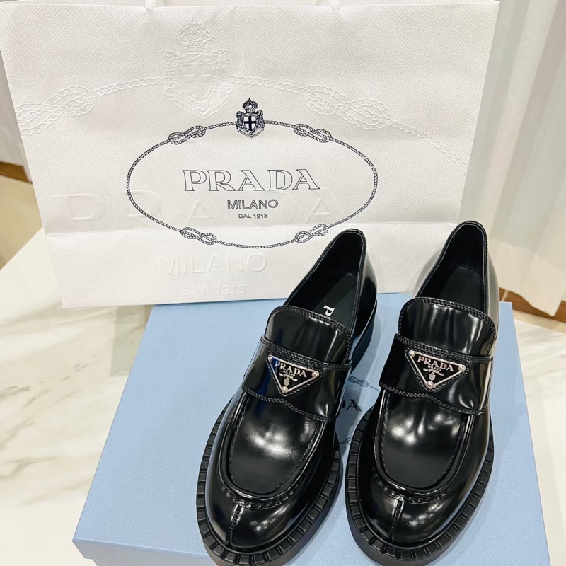 近新Prada經典漆皮樂福鞋35.5-9