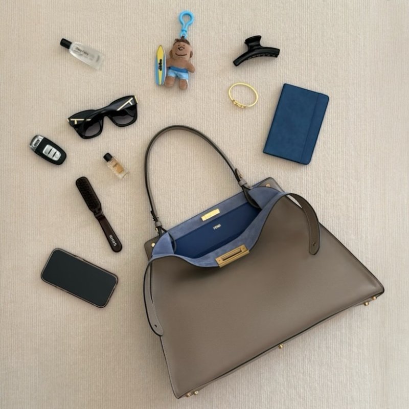 ⏰限時特賣價🌺Fendi Way 8BN368 中款鴿子灰色皮革和霓虹藍色麂皮包-3