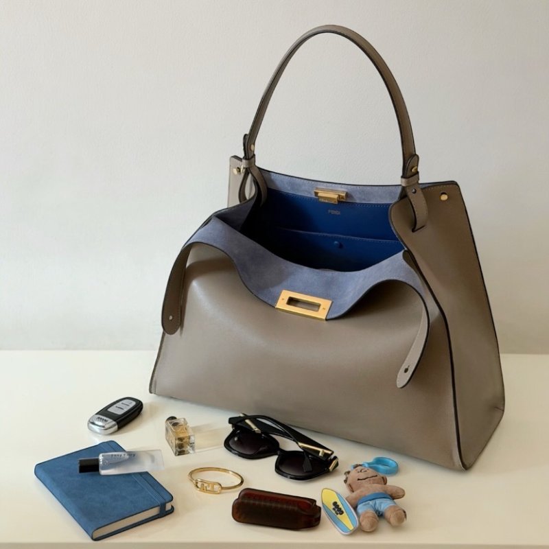 ⏰限時特賣價🌺Fendi Way 8BN368 中款鴿子灰色皮革和霓虹藍色麂皮包-6