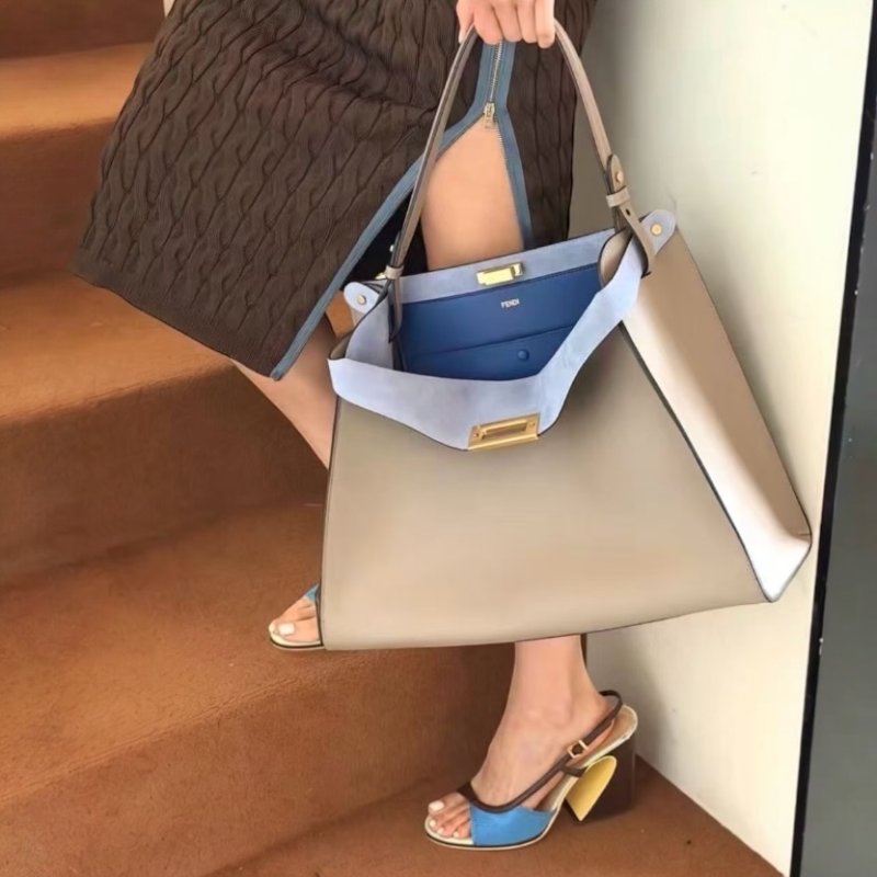 ⏰限時特賣價🌺Fendi Way 8BN368 中款鴿子灰色皮革和霓虹藍色麂皮包-7