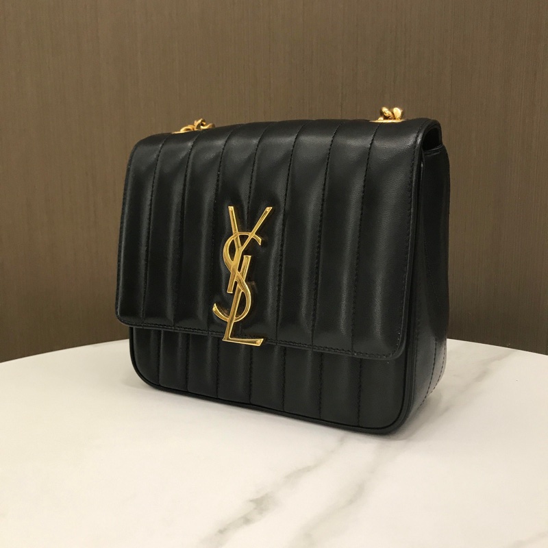 YSL聖羅蘭黑色Vicky牛皮 底長20cm 方胖子 黑金鍊條包。-2