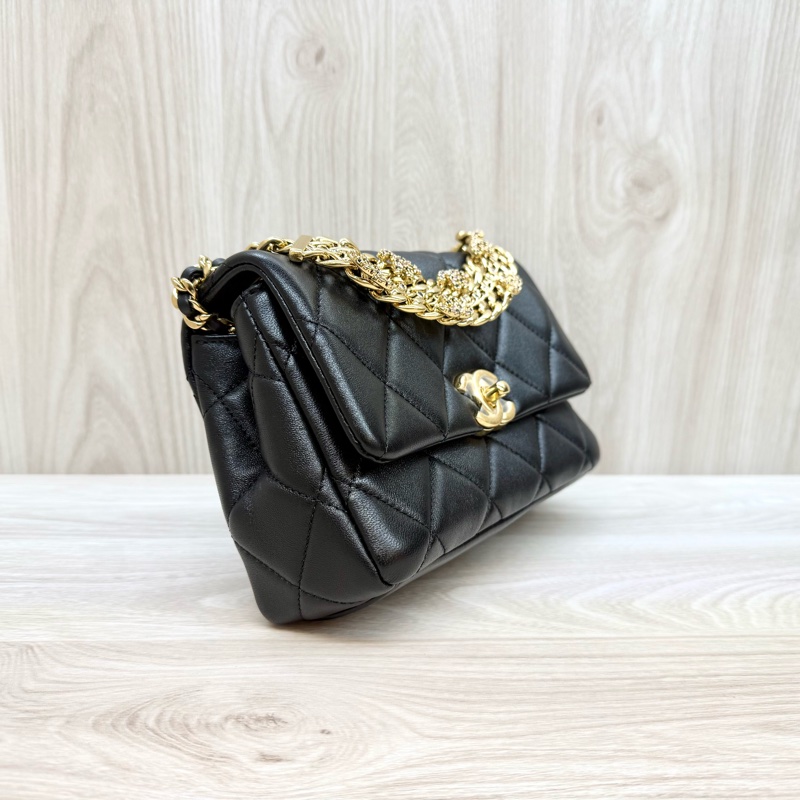 Chanel(離櫃商品🫶🏼)黑金小牛皮季節限定口蓋包-4