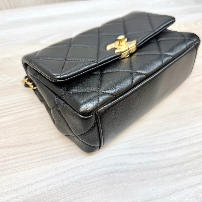 Chanel(離櫃商品🫶🏼)黑金小牛皮季節限定口蓋包-7