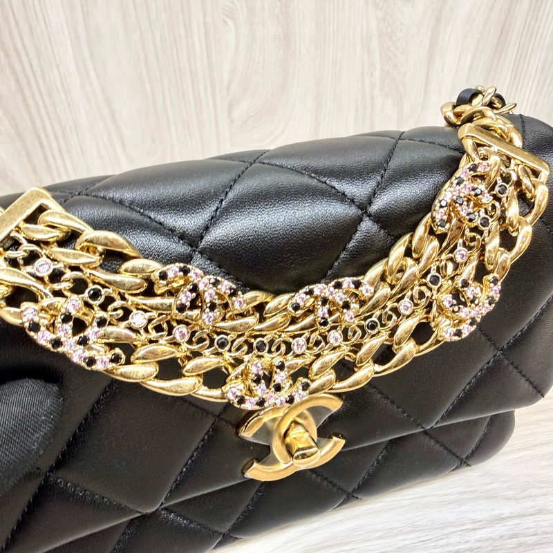 Chanel(離櫃商品🫶🏼)黑金小牛皮季節限定口蓋包-9