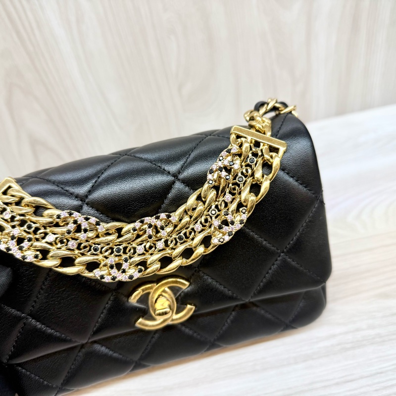 Chanel(離櫃商品🫶🏼)黑金小牛皮季節限定口蓋包-10