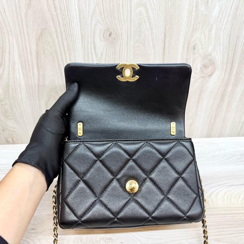 Chanel(離櫃商品🫶🏼)黑金小牛皮季節限定口蓋包-11