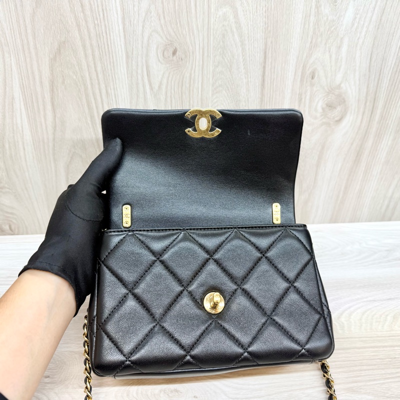 Chanel(離櫃商品🫶🏼)黑金小牛皮季節限定口蓋包-12