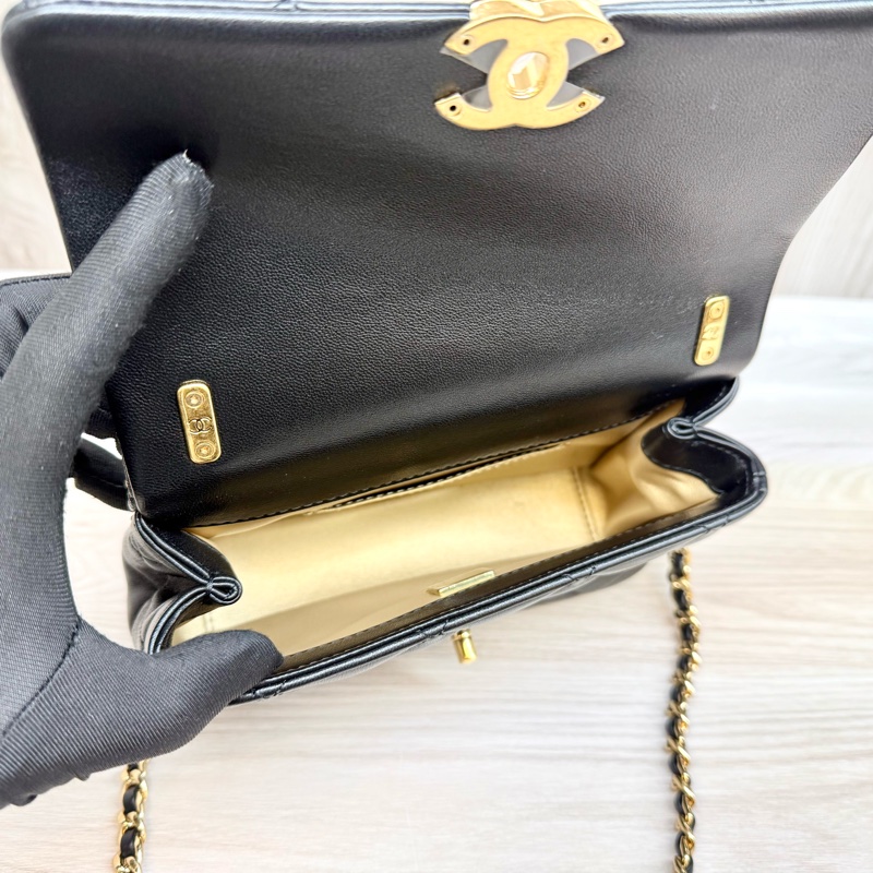 Chanel(離櫃商品🫶🏼)黑金小牛皮季節限定口蓋包-13