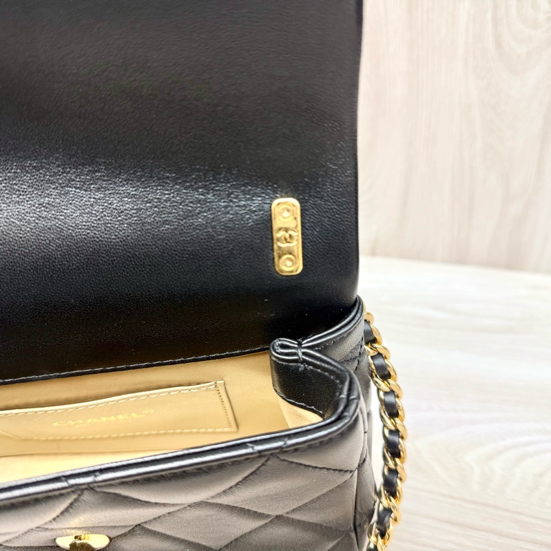 Chanel(離櫃商品🫶🏼)黑金小牛皮季節限定口蓋包-16