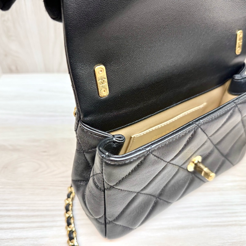 Chanel(離櫃商品🫶🏼)黑金小牛皮季節限定口蓋包-17