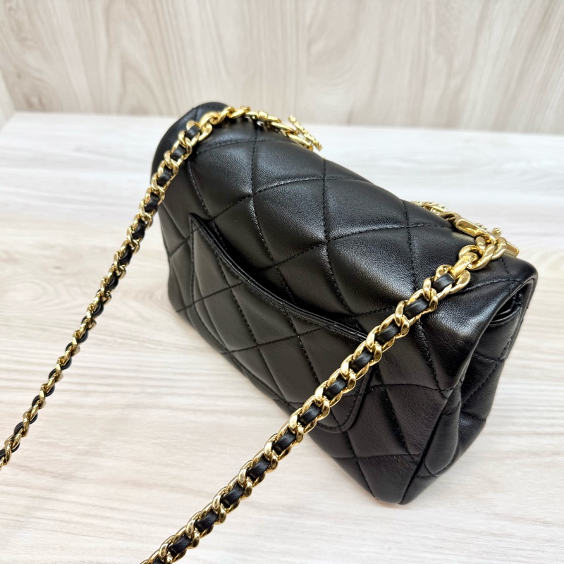 Chanel(離櫃商品🫶🏼)黑金小牛皮季節限定口蓋包-18