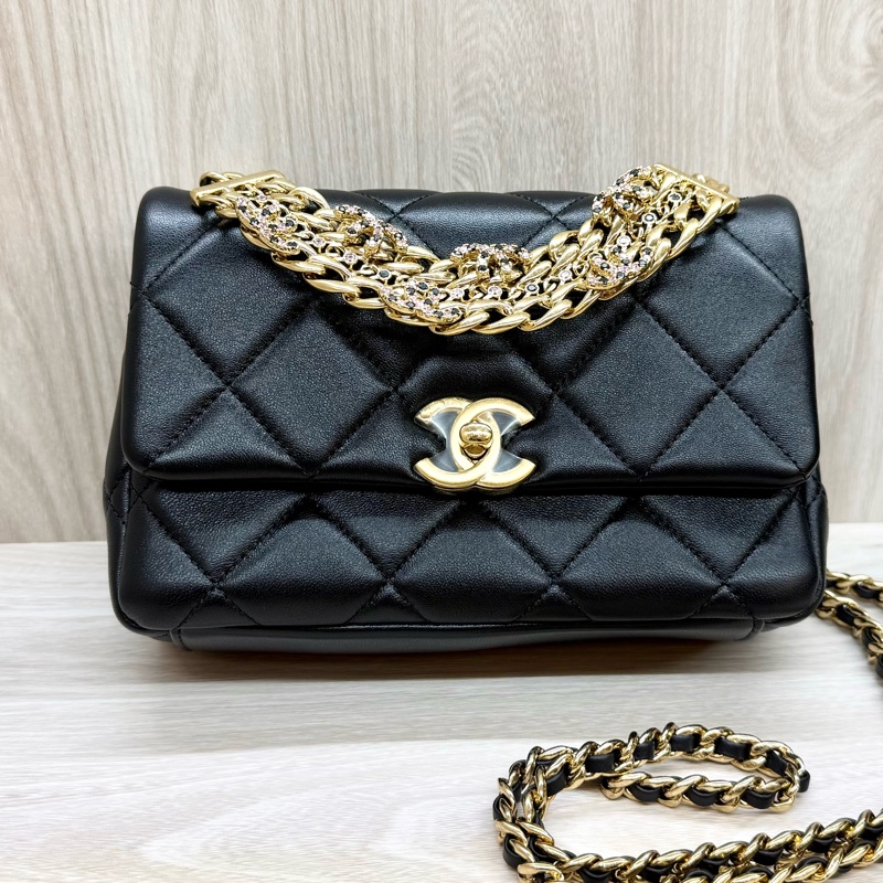 Chanel(離櫃商品🫶🏼)黑金小牛皮季節限定口蓋包-21