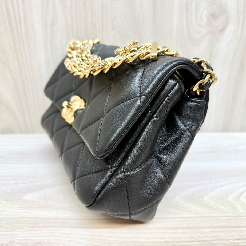 Chanel(離櫃商品🫶🏼)黑金小牛皮季節限定口蓋包-22