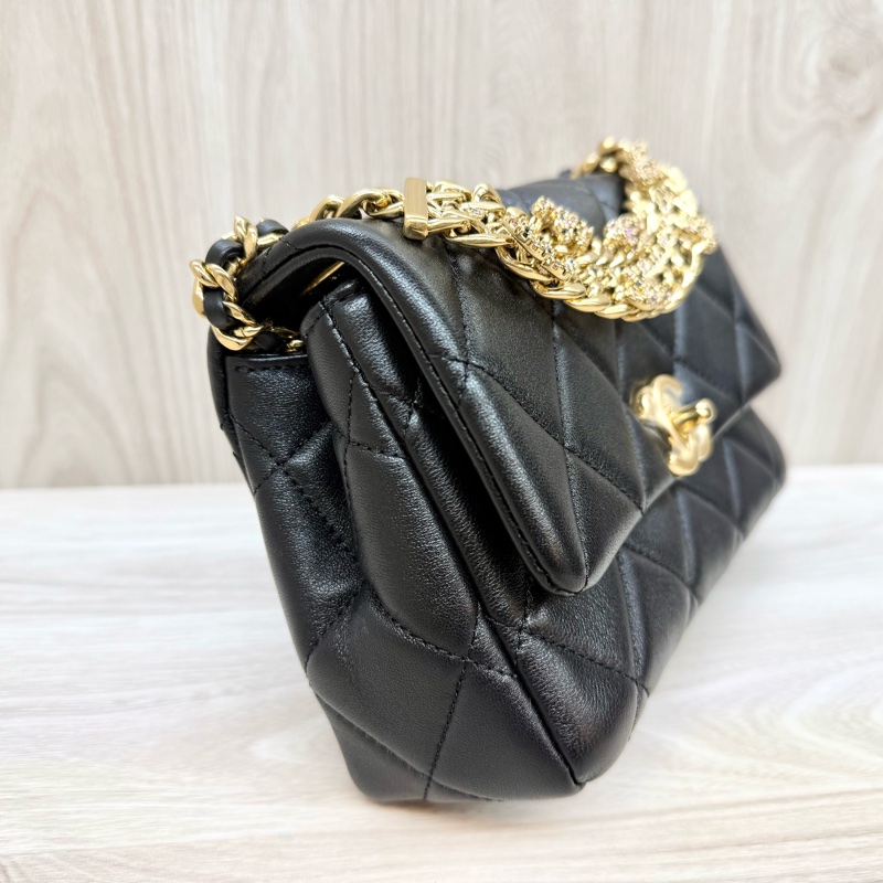 Chanel(離櫃商品🫶🏼)黑金小牛皮季節限定口蓋包-23