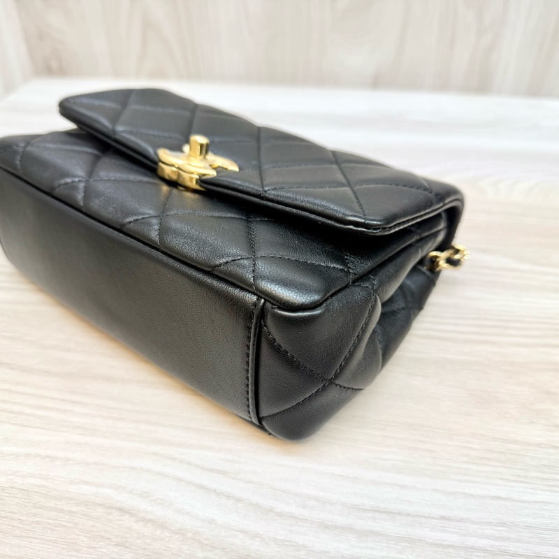 Chanel(離櫃商品🫶🏼)黑金小牛皮季節限定口蓋包-24