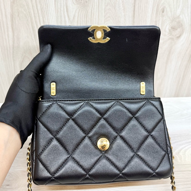 Chanel(離櫃商品🫶🏼)黑金小牛皮季節限定口蓋包-27