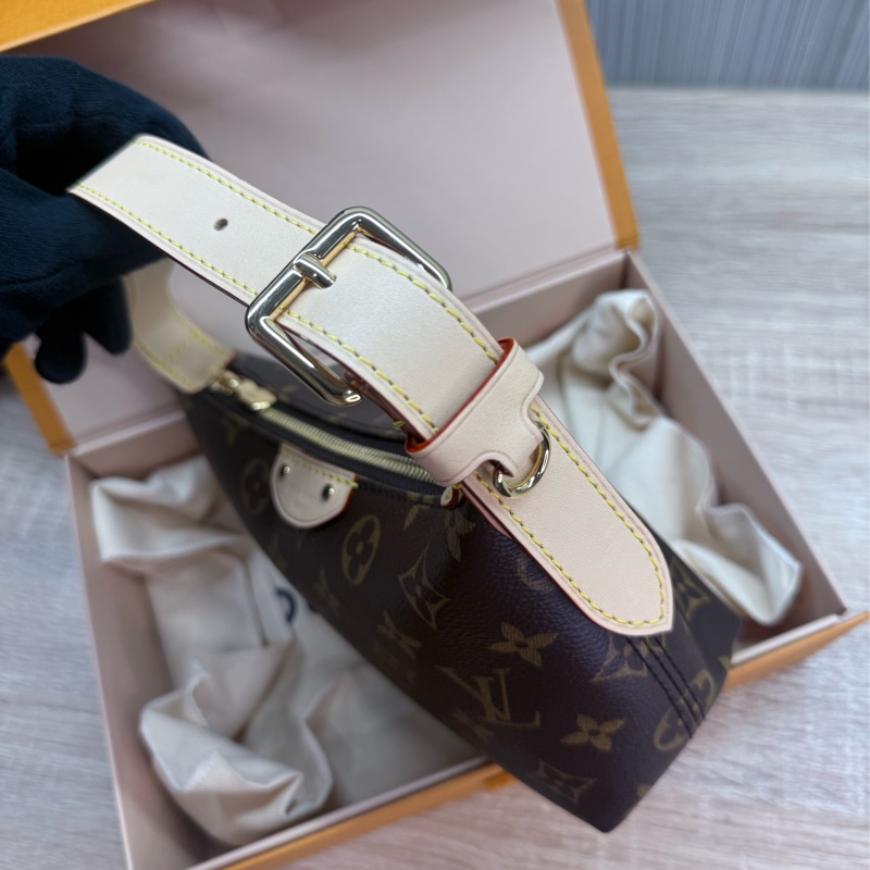 LV M27509 Pochette Hills 便當飯盒包手提包-7