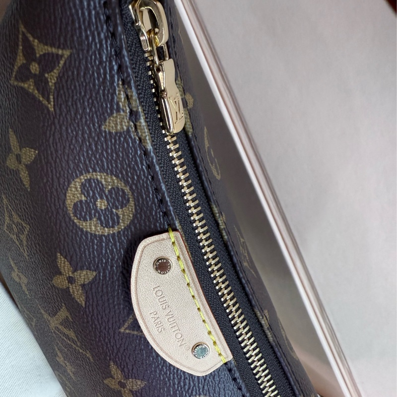 LV M27509 Pochette Hills 便當飯盒包手提包-12