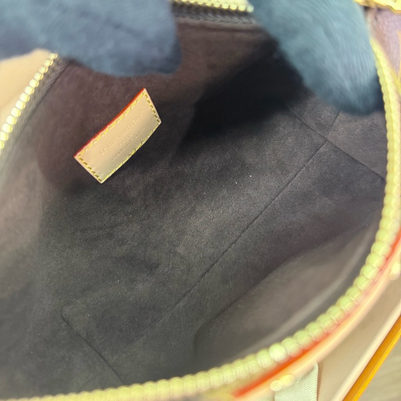 LV M27509 Pochette Hills 便當飯盒包手提包-14