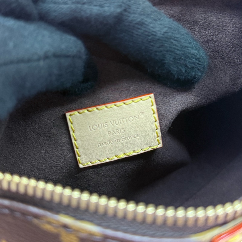 LV M27509 Pochette Hills 便當飯盒包手提包-16