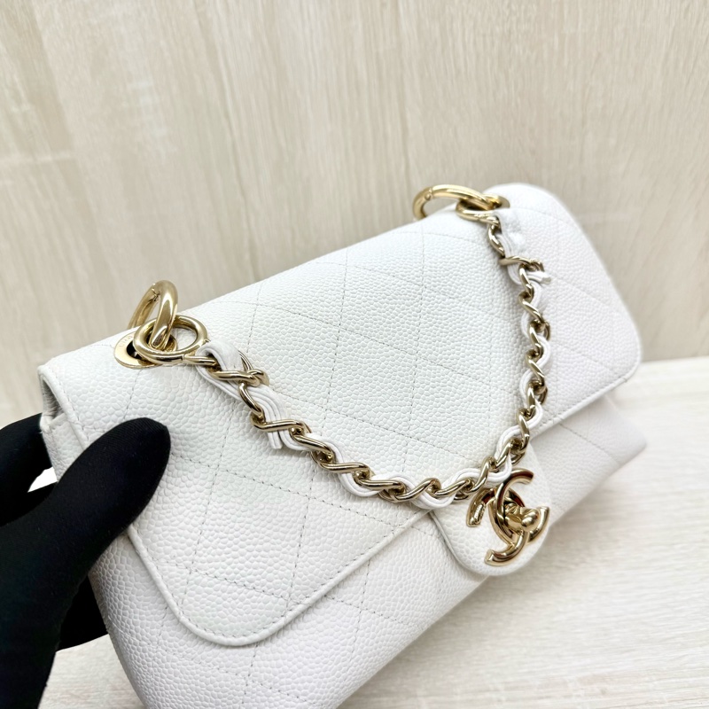 CHANEL白色荔枝牛皮淡金釦口蓋側背包-3