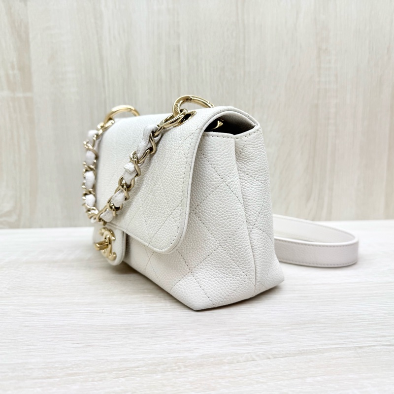 CHANEL白色荔枝牛皮淡金釦口蓋側背包-4