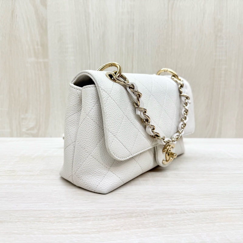 CHANEL白色荔枝牛皮淡金釦口蓋側背包-5