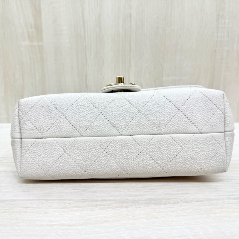 CHANEL白色荔枝牛皮淡金釦口蓋側背包-6