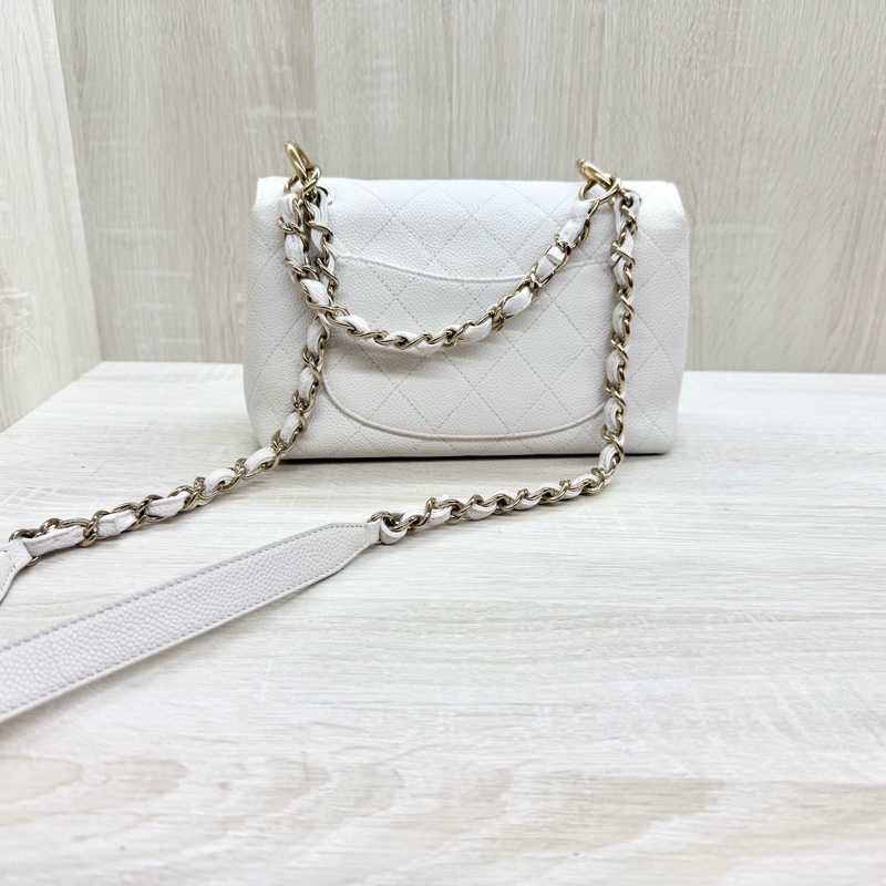 CHANEL白色荔枝牛皮淡金釦口蓋側背包-7