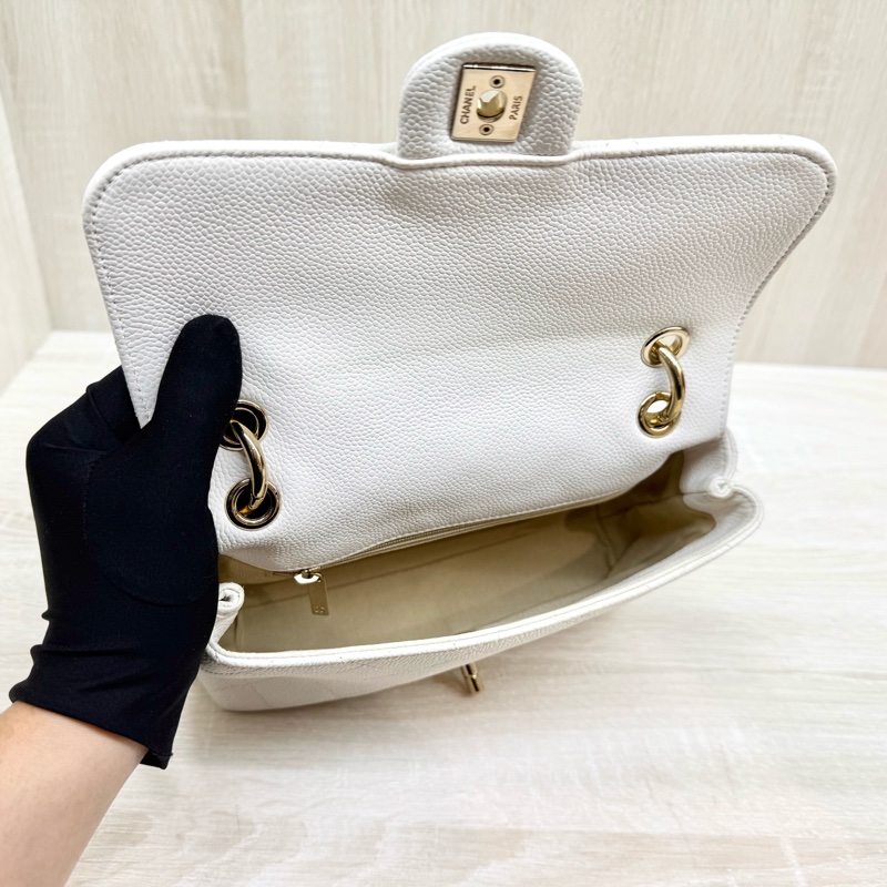 CHANEL白色荔枝牛皮淡金釦口蓋側背包-9
