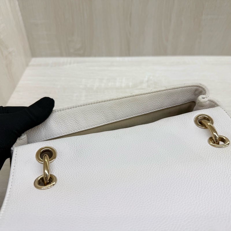 CHANEL白色荔枝牛皮淡金釦口蓋側背包-13
