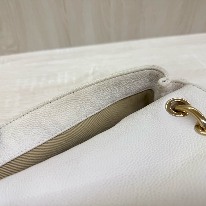 CHANEL白色荔枝牛皮淡金釦口蓋側背包-14