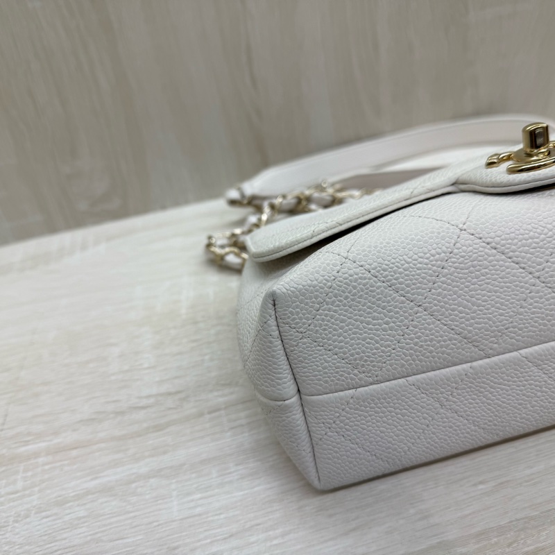 CHANEL白色荔枝牛皮淡金釦口蓋側背包-16