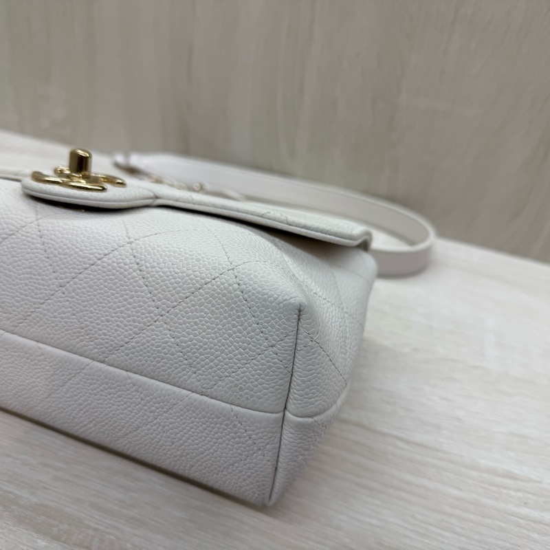CHANEL白色荔枝牛皮淡金釦口蓋側背包-17