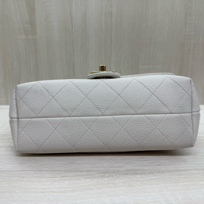 CHANEL白色荔枝牛皮淡金釦口蓋側背包-18